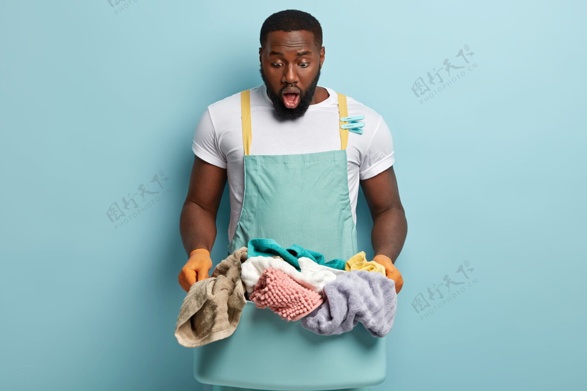 男人年轻的非洲裔美国人在洗衣服毛巾篮子男性