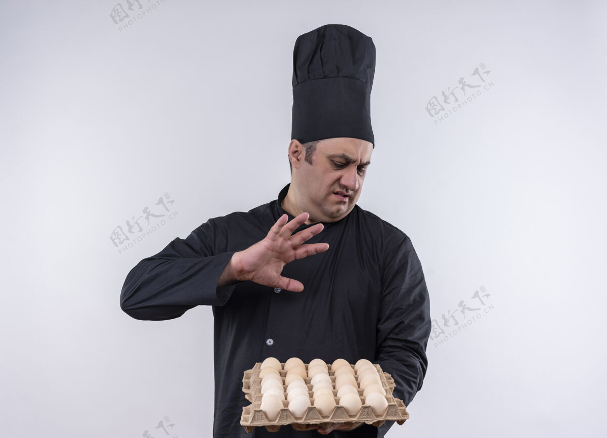厨师神经质的中年男厨师 穿着厨师制服 手里拿着一批鸡蛋批持有中年
