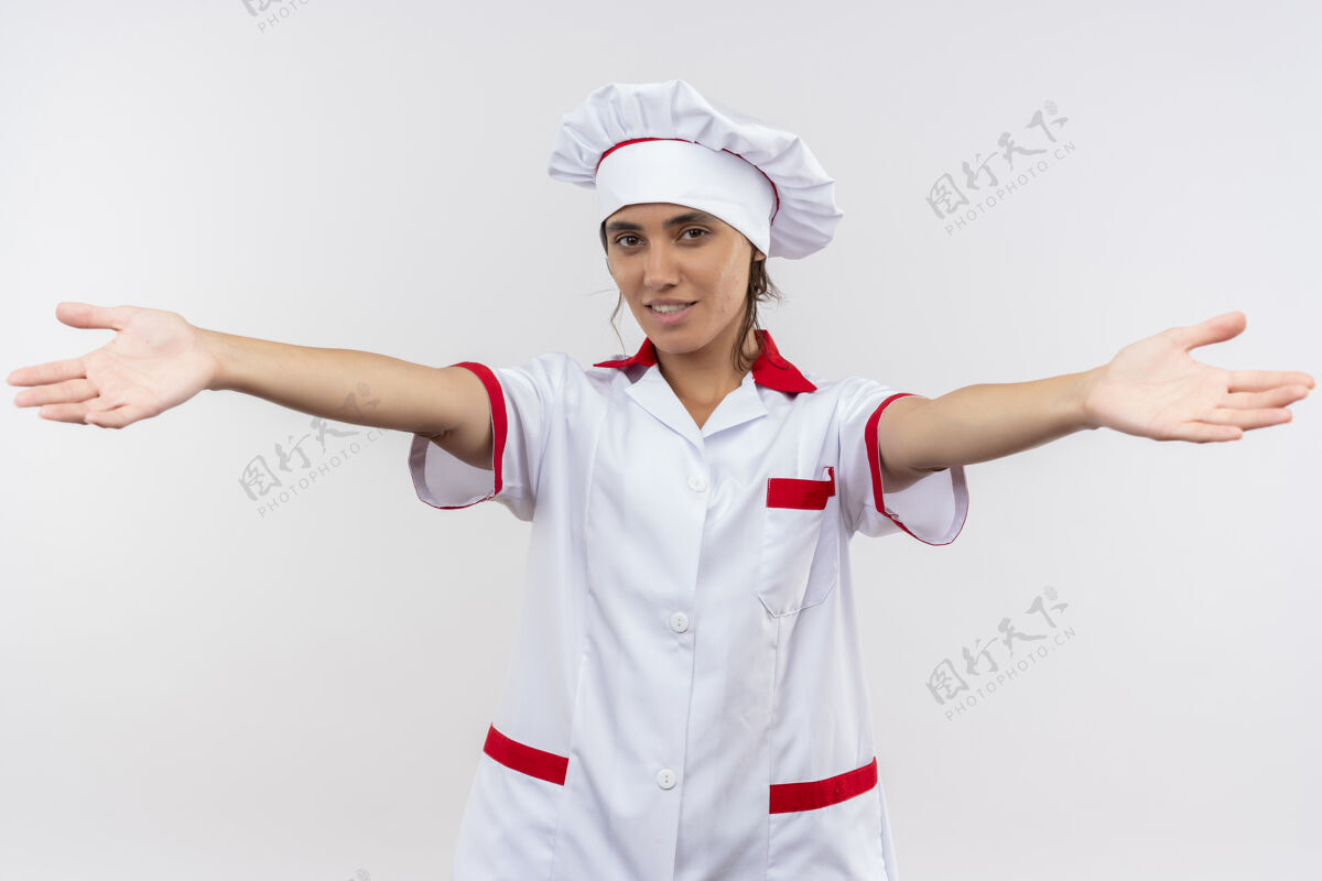厨师面带微笑的年轻女厨师身穿厨师制服 向镜头伸出双手制服拿着女