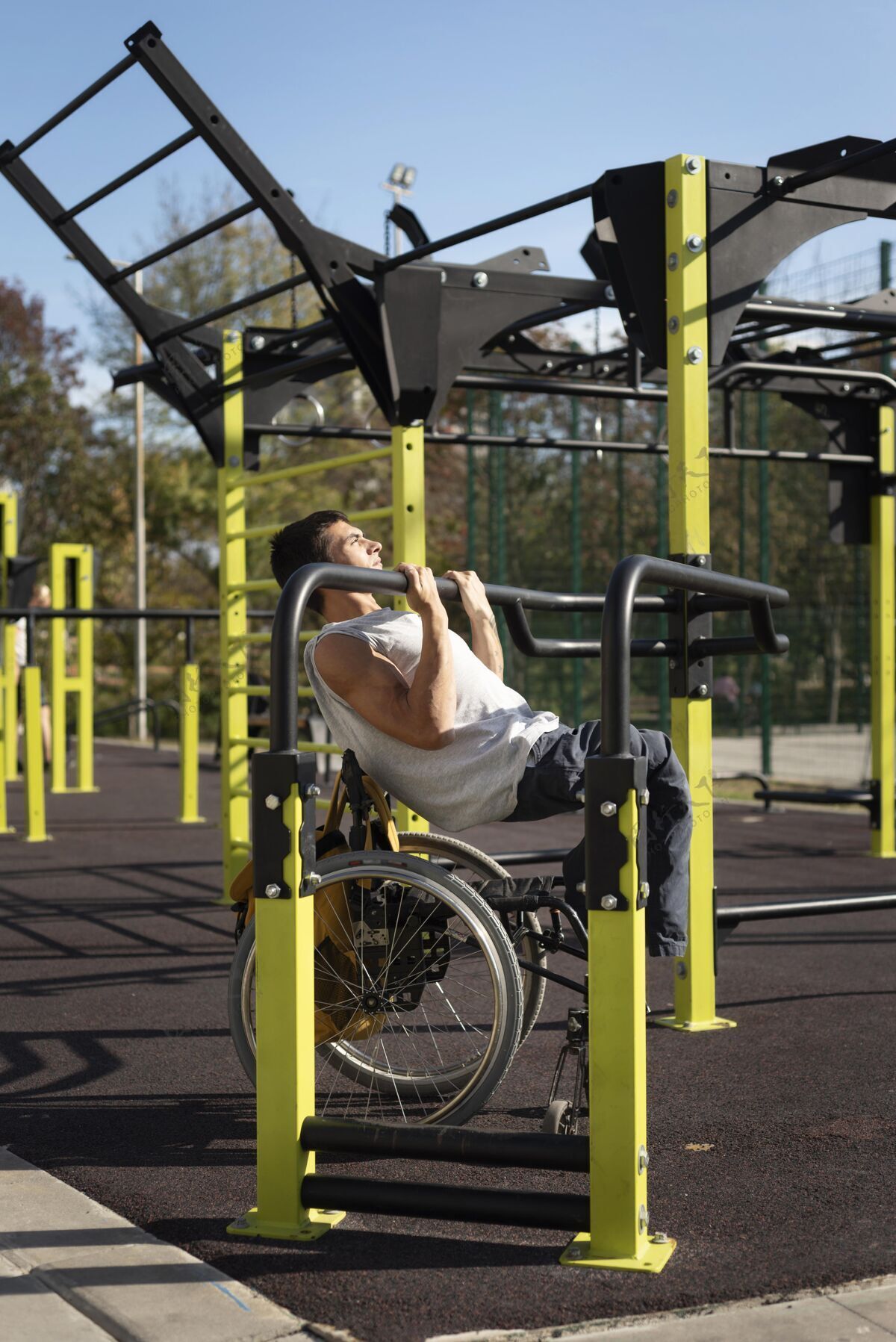 轮椅残疾人在公园里做运动概念坐着生活方式