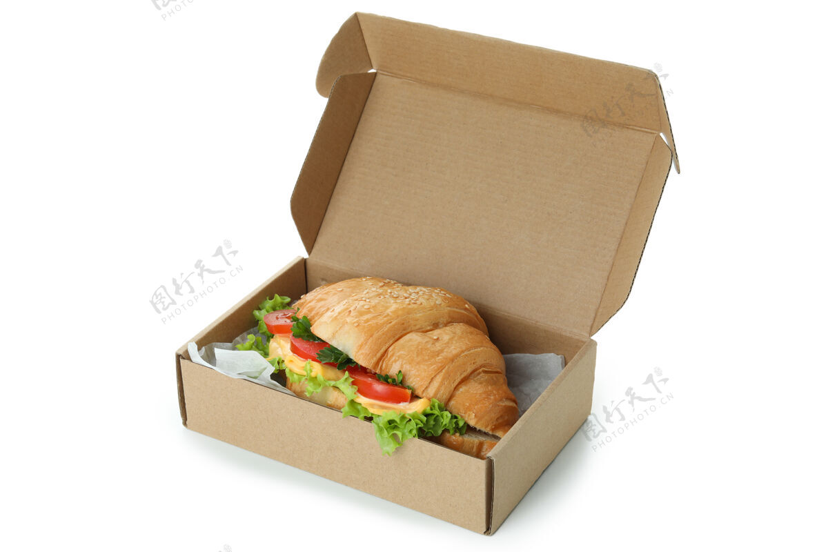 午餐纸箱与羊角面包三明治隔离在白色外卖服务面包