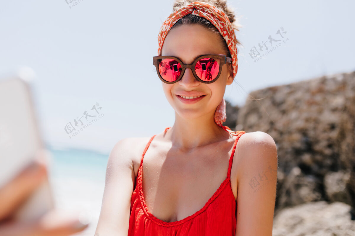 乐趣美丽的笑妇在异国岛自拍戴着太阳镜的神奇女孩的户外照片年轻海洋快乐